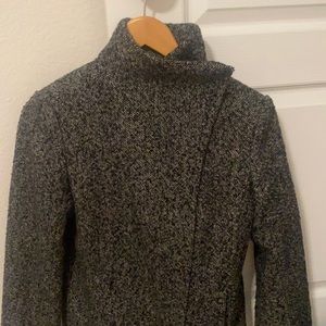 Garnet hill color mixed black and gray size 4 I’m size 6 and it fit me